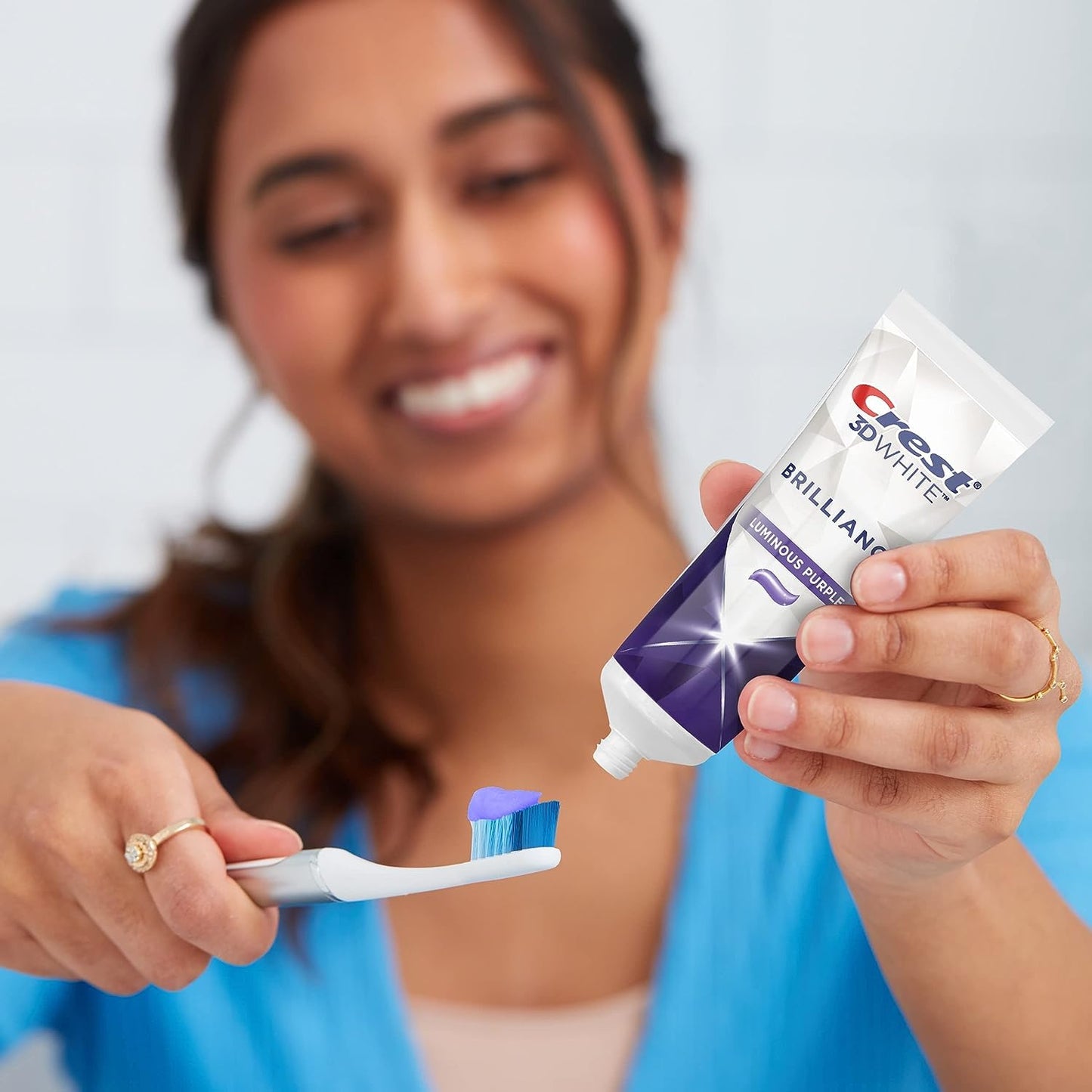 Crest 3D White Advanced Luminous Mint Teeth Whitening Toothpaste, Crest Toothpaste, 3.7 oz Pack of 4 - Helps Remove Surface Stains, Whitens Teeth, Strengthens Tooth Enamel, Protects Against Cavities
